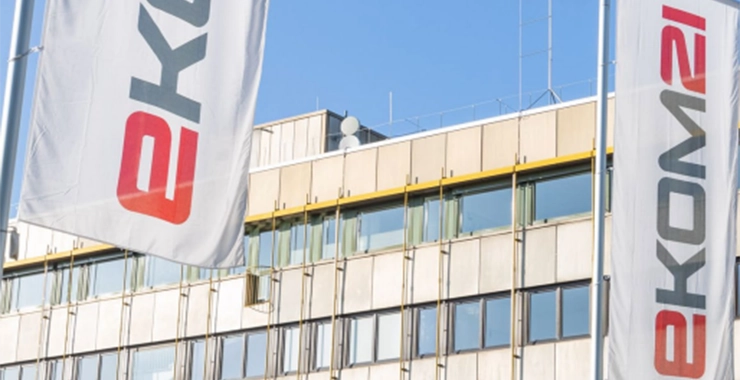 Zwei Flaggen mit der Aufschrift „ekom21“ vor einem Gebäude.